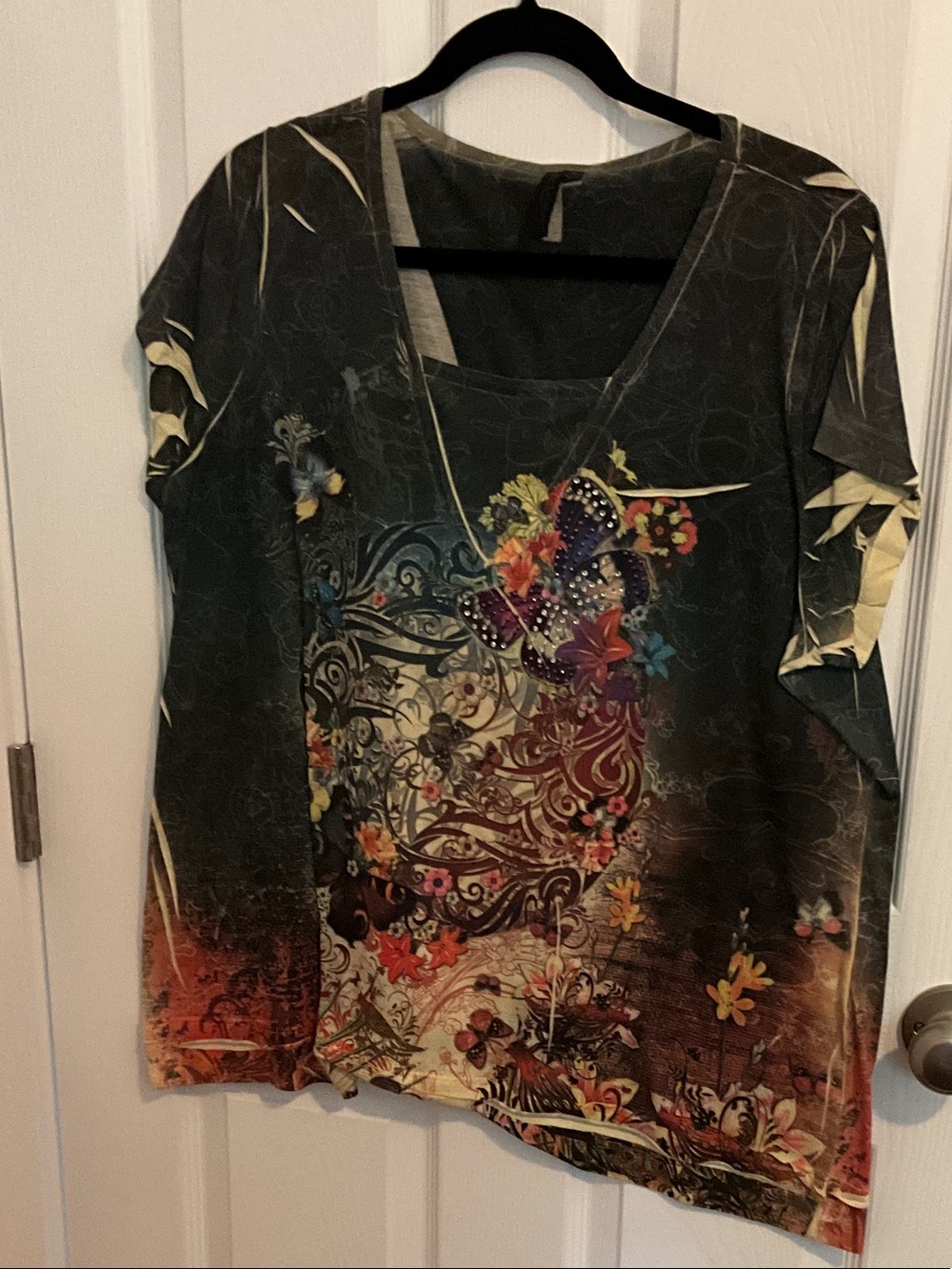 Plus-Size Short Sleeve V-Neck Tee with Floral Butterfly Print - Charcoal